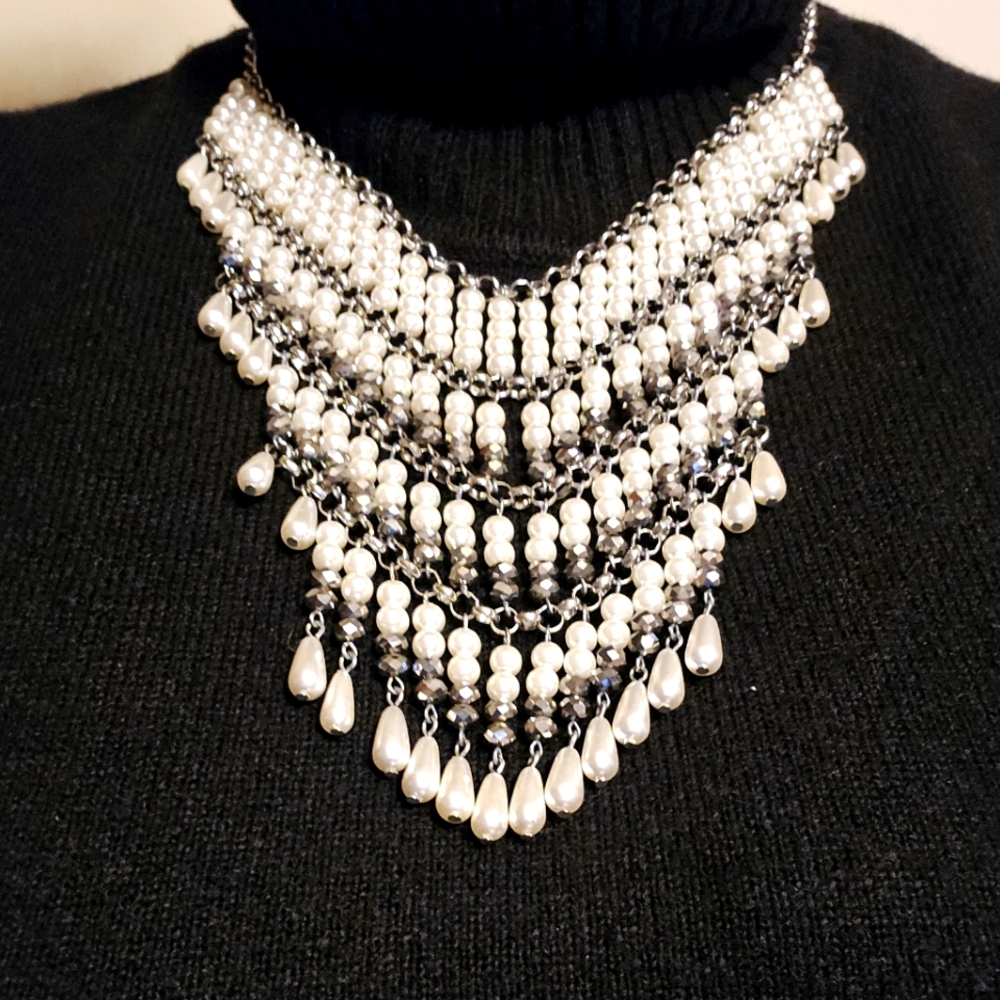 Modern Twist - Pearl and Silver Necklace